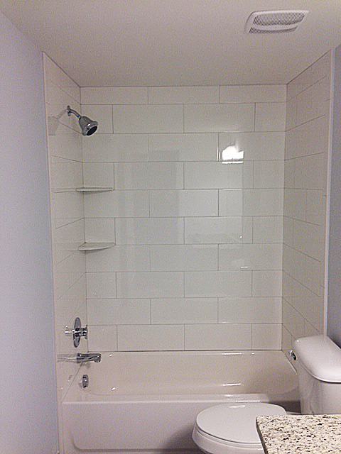 Tub unit with tile surround in brick pattern
